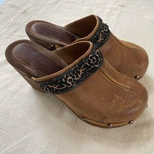 Sbicca Whimsigoth Fairycore Gothic Ethereal Brown Leather Clogs Floral Beaded
